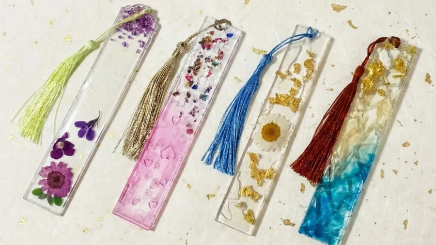 ארבע סימניות אפוקסי עם פרחים מיובשים, פתיתי זהב וגדילים צבעוניים