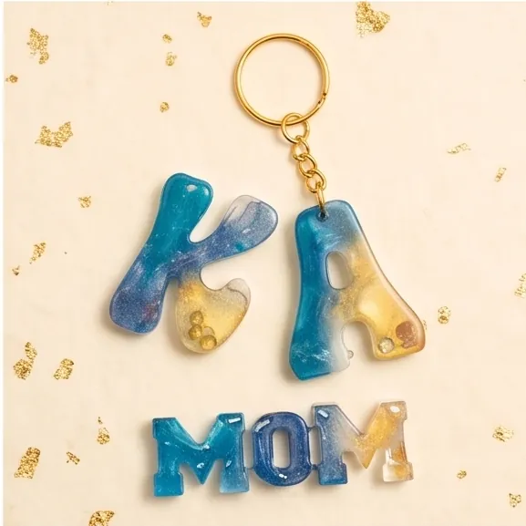 מחזיקי מפתחות אותיות ומילת MOM מאפוקסי בגווני כחול וזהב